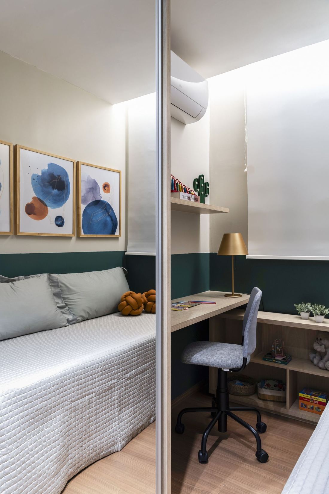 Quarto infantil com escrivaninha